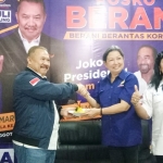 RESMI: Ketua DPW NasDem Jatim memberikan tumpeng kepada Maruli Hutagalung saat peresmian Posko Berani di Sidoarjo, Jumat (21/12). foto: MUSTAIN/BANGSAONLINE