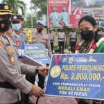 Kapolres Probolinggo AKBP Teuku Asrya Khadafi saat memberikan penghargaan kepada 5 atlet berprestasi di ajang PON XX Papua.