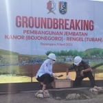 
Bupati Bojonegoro Anna Muawanah bersama Wakil Bupati Tuban Noor Nahar Husein melakukan peletakan batu pertama.