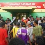 Para suporter Laga FC Surabaya dan Persik Kediri masih bertahan di depan pintu masuk stadion meski pertandingan dibatalkan. foto: rony suhartomo/ BANGSAONLINE 