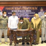Bupati Fandi Akhmad Yani saat teken nota kesepahaman FKP Ranwal RKPD 2023, Selasa (11/1) kemarin. foto: SYUHUD/ BANGSAONLINE