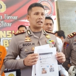 Kapolres Blitar AKBP Budi Hermanto menunjukkan barang bukti tangkapan layar akun facebook pelaku ujaran kebencian.