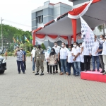 Bupati Gresik saat memberangkatkan mobil vaksin keliling. foto: SYUHUD/ BANGSAONLINE