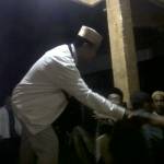 SALAMAN. Zainurrofiq menyalami warga di Desa Temu Kecamatan Kanor, Bojonegoro. foto: eky nurhadi/bangsaonline.com