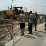 Akses jalan warga rusak parah karena terdampak proyek tol Jombang-Mojokerto (Joker) di Blimbing. 
