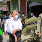 Menko PMK Muhadjir Effendy (tengah) ketika mengunjungi pabrik pengolahan limbah B3 di Lakardowo, Kabupaten Mojokerto. (foto: YUDI EP/ BANGSAONLINE)