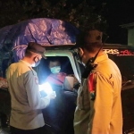 Petugas gabungan Polres Pamekasan bersama instansi terkait dari TNI dan Dishub saat memeriksa kendaraan yang melitas di posko penyekatan perbatasan Kabupaten Pamekasan-Sampang.