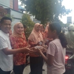 Kalapas Ngawi, Gowim Mahali, dan Ketua Dharma Wanita, Nia Mahali saat memberikan bingkisan takjil kepada masyarakat sekitar lapas, Kamis (30/3/2023).