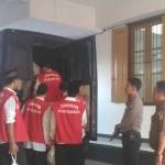 Sejumlah tahanan usai persidangan saat dimasukkan ke mobil tahanan untuk dibawa ke lapas dengan pengamanan dari Jaksa dan Kepolisian. foto: NANANG ICHWAN/ BANGSAONLINE