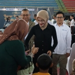 Wali Kota Kediri Vinanda Prameswati bersama Kepala Perwakilan Bank Indonesia Kediri Yayat Cadarajat saat meninjau pelaksanaan Bazar Pangan Ramadhan. Foto: Ist.
