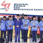 Pakde Karwo foto bersama Presiden Jokowi serta para penerima penghargaan lainnya.

