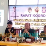 Kepala Bidang Penegakan Produk Hukum Daerah (PPHD) Satpol PP Kab. Madiun, Danny Yudi Satriawan membuka acara rakor. Foto : Hendro Suhartono/BANGSAONLINE.com