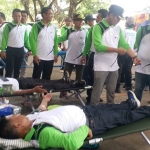 Bupati Bangkalan R. Abdul Latif yang didampingi Ketua Pengadilan Negeri Dr. Maskuri Hidayat dan Forpimda melihat Wakapolres Kompol Diki Hermasyah yang sedang melakukan donor darah di SGB, Jumat (14/2/20).
