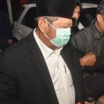 Bupati Sidoarjo Saiful Ilah ketika keluar dari ruang pemeriksaan di Mapolda Jatim.