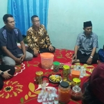 Plt. Wali Kota Pasuruan R. Teno Prasetiyo (paling kiri, berkopyah) saat ditemui keluarga korban.