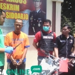 Imron, tersangka pembunuhan sopir taksi saat dirilis di Mapolresta Sidoarjo beserta barang bukti pisau penghabisan. foto: CATUR ANDY/ BANGSAONLINE