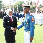 Gubernur Jawa Timur Khofifah Indar Pawasansa saat menjabat tangan Pascha Mosard A Wanaha, pemuda asal Jayapura, yang menjadi komandan upacara Hari Sumpah Pemuda di Gedung Negara Grahadi Surabaya, Senin (28/10/2019). foto: Ist/ BANGSAONLINE.com