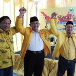 Cabup Sambari Halim Radianto dan Cabup Ahmad Nurhamim menunjukkan  kekompakannya. foto: syuhud/BANGSAONLINE