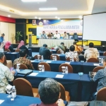 Pimpinan DPRD bersama tenaga ahli dari Unmuh Malang saat pendalaman laporan kinerja 2019. foto: ist.