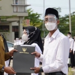 Bupati Pasuruan, Irsyad Yusuf, saat menyerahkan SK Pengangkatan Guru PPPK.