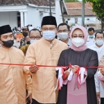 Wali Kota Pasuruan Saifullah Yusuf bersama Ketua TP PKK Fatma Saifullah Yusuf saat membuka Pasar Ramadan di halaman Gedung Harmoni dan Taman Kota.