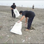 Kegiatan bersih-bersih di salah satu pantai yang dilakukan KFC Indonesia.