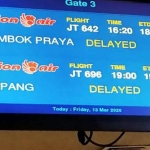 Layar monitor yang menunjukkan pesawat Lion Air rute Surabaya-Lombok delay atau tunda terbang.