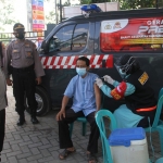 Tim Satgas Polres Bojonegoro turun ke lapangan dengan Mobil Astuti Center yang menyediakan vaksin secara gratis. (foto: ist)