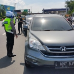 Salah satu kendaraan yang kedapatan hendak mudik diberhentikan dan diminta balik kanan.