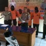 Kapolres Batu, AKBP Leo Simarmata menunjukkan barang bukti didampingi AKP Waluyo, Kabag Humas Polres Batu. foto: DIKMAN/ BANGSAONLINE