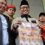 Koalisi Masyarakat Sipil untuk keadilan Siyono menyerahkan uang Rp 100 juta yang diterima keluarga Siyono kepada KPK, di Jl HR Rasuna Said, Jakarta Selatan, Kamis (19/5). foto detik.com