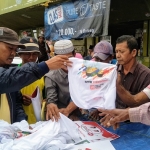 Antusias warga Pamekasan untuk mendapatkan stiker, kaos, dan kalender Jokowi-Ma