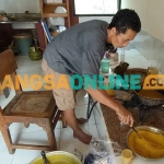 Salah satu pegawai Klinik Herbal Taman Toga Wahyu Alam saat mengolah bahan sampai menjadi bubuk siap dikemas dalam wadah plastik 1 kg. Foto: MUJI HARJITA/BANGSAONLINE 