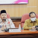 Bupati Gresik Fandi Akhmad Yani (kiri) bersama Sekda Achmad Washil dalam suatu acara. foto: SYUHUD/BANGSAONLINE