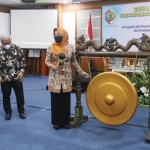 Bupati Mojokerto Ikfina Fahmawati ketika meresmikan aplikasi Si-Pengasih di Trawas.