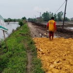 Pekerja sedang memperbaiki Jalan Cermenlerek, Kedamean. foto: ist.