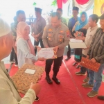Kapolsek Wonokromo saat menyerahkan penghargaan kepada warga dan ormas 