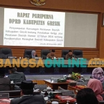 Bupati Gresik, Fandi Akhmad Yani, menyampaikan Ranperda pemecahan BPPKAD. Foto: SYUHUD/BANGSAONLINE
