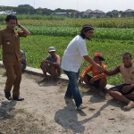 Anggota Fraksi NasDem DPRD Kabupaten Kediri, Khusnul Arif, saat menyalami salah satu warga yang ikut program padat karya. Foto: Ist