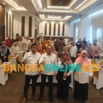Kepala DPMPTSP Gresik, Agung Endro Dwi Setyo Utomo (dua dari kiri), bersama pemateri dan peserta bimtek. Foto: SYUHUD/BANGSAONLINE