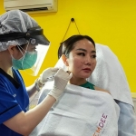 Salah satu pasien yang sedang melakukan treatment 5 point salmon DNA lift.
