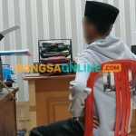 Salah satu pemerkosa gadis 13 tahun saat menjalani pemeriksaan di Polres Sampang. Foto: MUTAMMIM/BANGSAONLINE