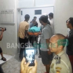 Siswa yang tewas dalam perkelahian pelajar saat dijemput dari RSD Besuki oleh pihak keluarga. foto: HADI PRAYITNO/ BANGSAONLINE