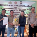 Penyerahan bibit padi dilakukan oleh Grace Dirgahayu Tarigas Pabayo, putri Adrianus Asia Sidot, anggota DPR RI Dapil Kalbar. Foto: Ist