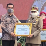 General Manager SBI Pabrik Tuban, Erwin Halomoan Purba menerima penghargaan dari Gubernur Jawa Timur, Khofifah Indar Parawansa.