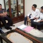 Perwakilan aktivis saat dialog dengan Kepala Dinas Kesehatan Kabupaten Kediri. (foto: arif kurniawan/BANGSAONLINE)