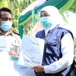 Gubernur Khofifah menyerahkan secara simbolis sertifikat tanah kepada sepuluh orang warga di Kabupaten Pasuruan.