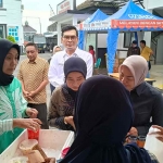 Kepala Kejaksaan Negeri Kabupaten Kediri, Ismaya Hera Wardanie bersama Pemimpin Cabang BRI Pare, Tri Suseno, di salah satu stand pedagang. Foto: Muji Harjita/Bangsaonline.