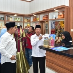 Bupati Fadeli didampingi Kadin Koperasi Agus Suyanto melihat produk UMKM. 