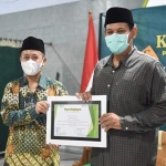 Ketua PCNU Kota Kediri Abu Bakar Abdul Jalil (kiri) dan Wali Kota Kediri Abdullah Abu Bakar. (foto: ist.)